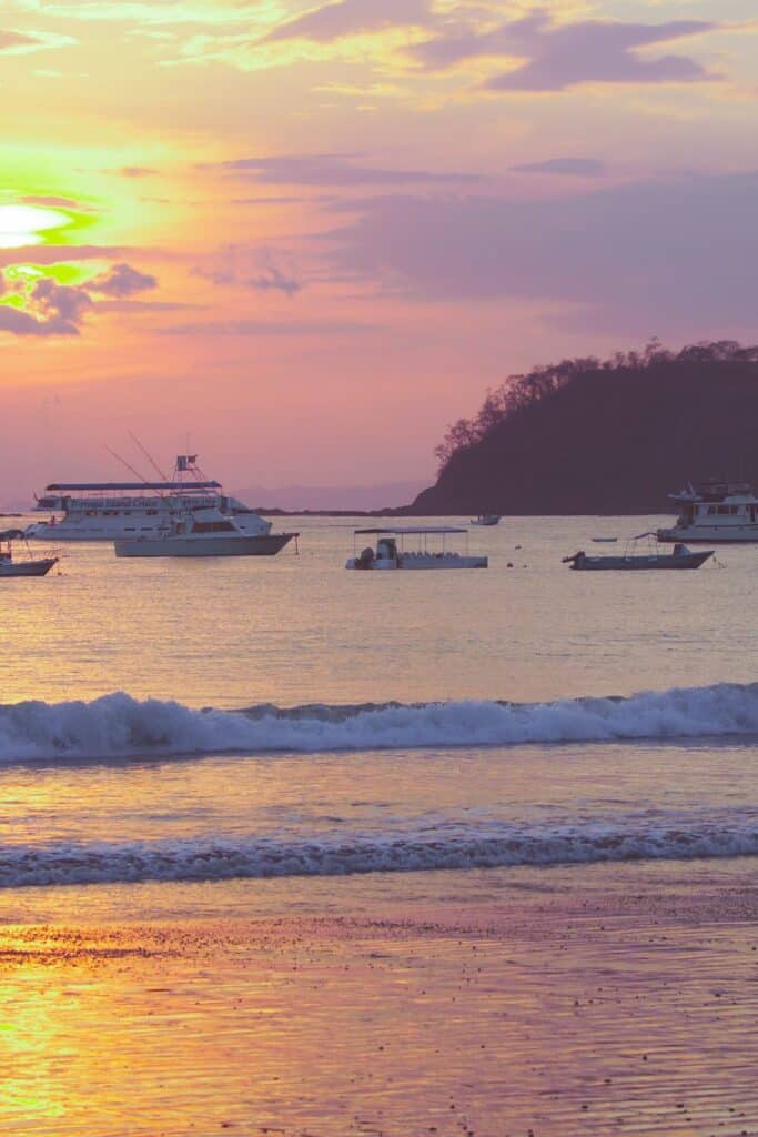 Herradura, Costa Rica: Resort Bay Beach Town Visitors Guide