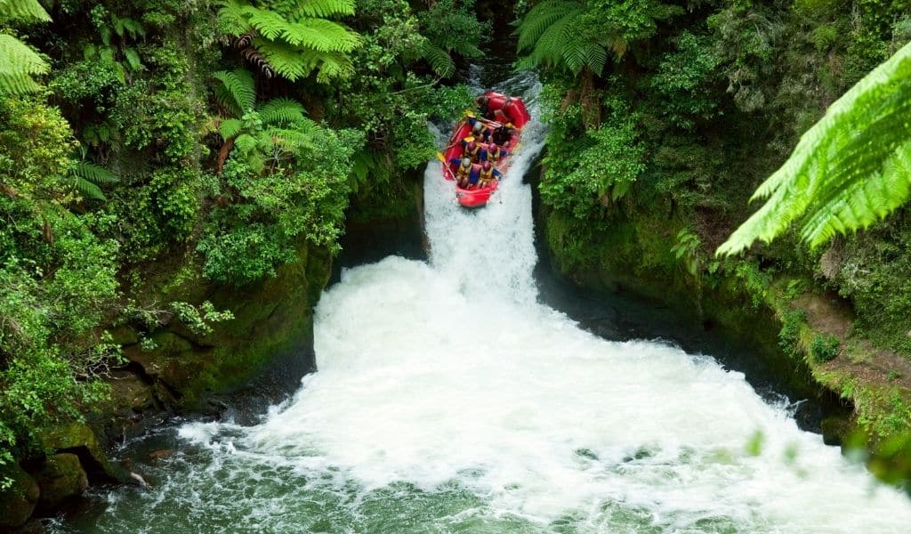 White Water Rafting in Costa Rica: 16 Best Tours and Tips