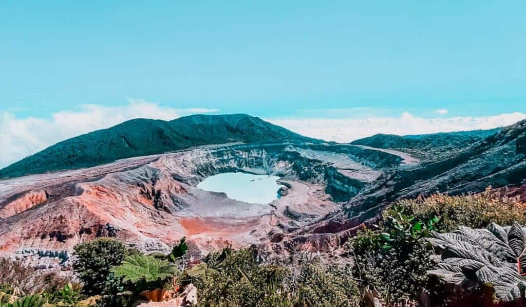 poas volcano crater