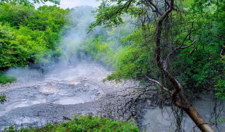 rincon de la vieja steaming crater