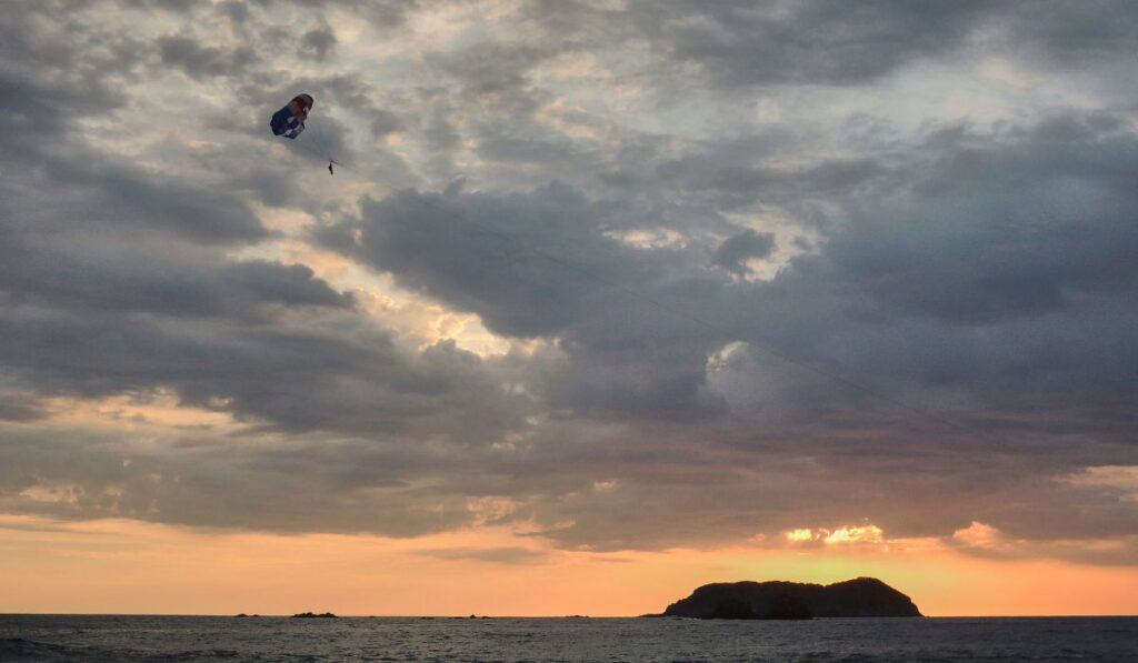 manuel antonio parasailing